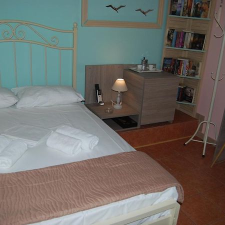 Luxury Traditional Room The Small Bookstore Kastro-Kyllini Εξωτερικό φωτογραφία