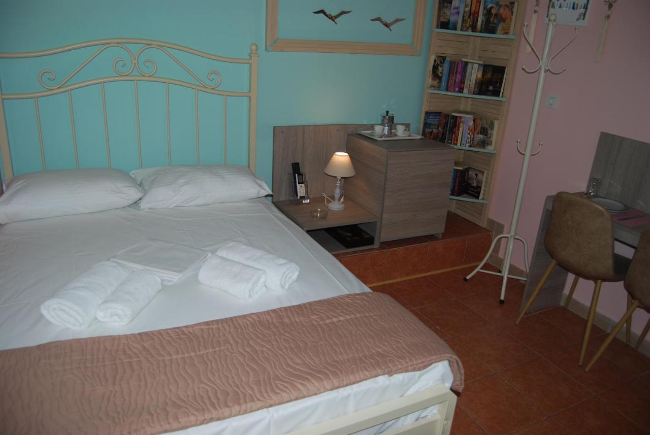 Luxury Traditional Room The Small Bookstore Kastro-Kyllini Εξωτερικό φωτογραφία